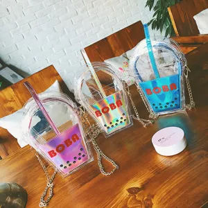 Detailaufnahme der holografischen Umhängetasche im Bubble-Tea-Becher-Design mit Glanz und Kette.