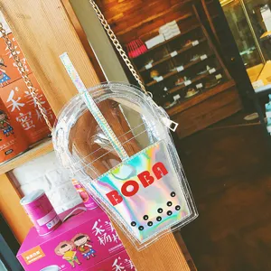 Durchsichtige Bubble Tea Becher Umhängetasche mit holografischer Tasche und Goldkette.