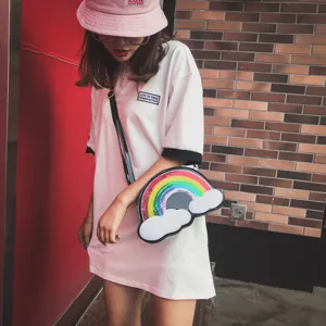 Vista detallada del bolso cruzado de nube con lentejuelas de arcoiris y ropa elegante.
