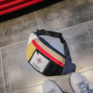 Nahaufnahme einer stylischen Streetwear Patchwork Gürteltasche aus Canvas und Denim mit Blockfarben.