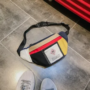 Farbenfrohe Canvas Gürteltasche mit Reißverschluss und Riemen, stilvolles Streetwear Accessoire.