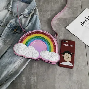 Primer plano del bolso bandolera de lentejuelas con nube de arcoíris, diseño holográfico.