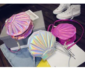 Holografische Muschel-Umhaengetasche mit Perlenkette fuer Damen, modische Sommertasche.