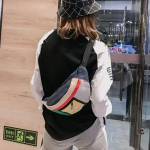 Streetwear Patchwork Brusttasche Detailansicht hinten, trendige Hip-Hop Hüfttasche für Frauen.