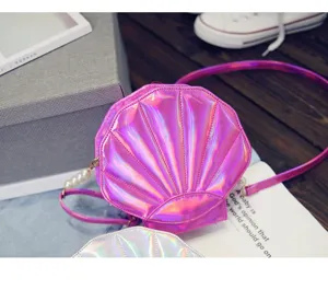 Detailansicht der süßen rosa holografischen Muschel Umhängetasche mit Perlenhenkel.