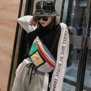 Streetwear Stil Farbblock Brusttasche Detailansicht mit einzigartigem Patchwork Design.