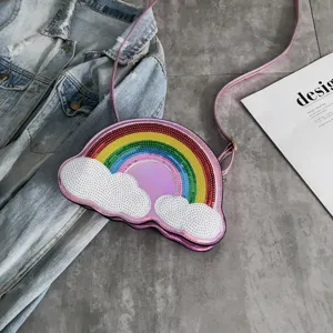 Bolso bandolera de arco iris holográfico rosa con lentejuelas brillantes y nubes blancas.