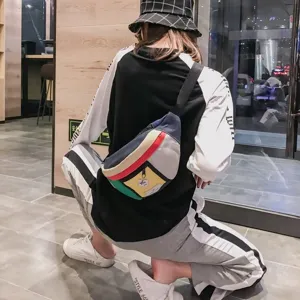 Nahaufnahme der bunten Streetwear Patchwork Brusttasche im Detail, ideal für den Alltag.
