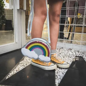 Bolso bandolera de nube holográfica con lentejuelas coloridas y diseño de arco iris.