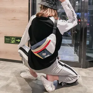Detailansicht der trendigen koreanischen Streetwear Color-Block Brusttasche mit Riemen.
