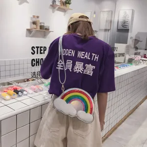 Primer plano del bolso cruzado de nube con lentejuelas de arco iris holográfico y diseño.