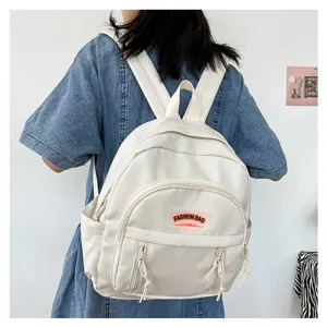 Kompakter weißer Mini-Rucksack für Damen, lässiger Alltags-Schulrucksack mit vielen Fächern.
