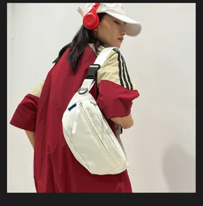 Einfarbige Nylon Umhängetasche, lässige wasserdichte Brusttasche für Damen und Herren.