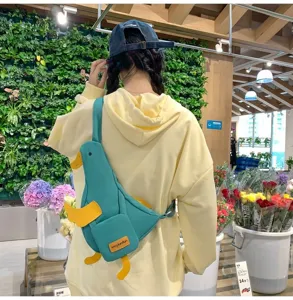 Details zum süßen Enten-Brusttasche aus Canvas, einzigartiges Design für den Alltag.