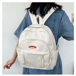 Kompakter minimalistischer weißer Rucksack für Damen, stylischer Freizeit-Daypack.