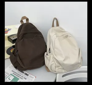 Minimalistischer Canvas Rucksack in Unifarben, idealer Retro Freizeitstil für Studenten.