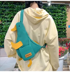 Süße Enten-Canvas-Brusttasche, japanischer Stil Umhängetasche, quirky Design für Damen.