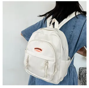 Kompakter minimalistischer weißer Rucksack für Damen, Freizeitschultasche mit vielen Fächern.
