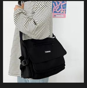 Schwarze Canvas Umhaengetasche laessige Crossbody Schultertasche fuer Studenten Alltag.