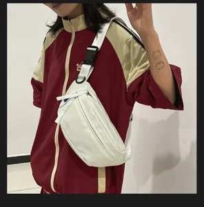 Detailaufnahme einer vielseitigen weißen Nylon-Brusttasche quer über den Körper.