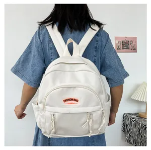 Lässiger minimalistischer weißer Mini-Rucksack, süße vielseitige Schultasche für Reise.