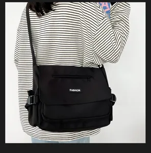 Detailaufnahme der schwarzen Segeltuchtasche mit mehreren Taschen und Schnallenverschluss.