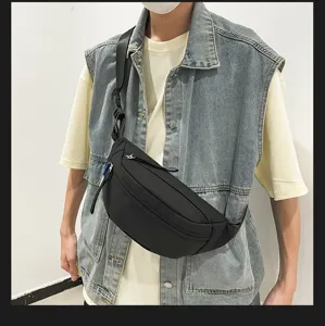 Detailaufnahme der schicken schwarzen Nylontasche, quer getragen für den perfekten Freizeitlook.