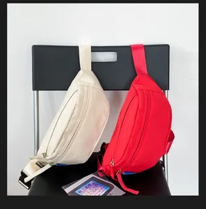 Wasserdichte Nylon-Brusttasche in Unifarben mit verstellbarem Riemen und Reißverschluss.