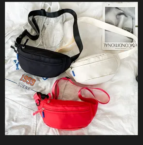 Detailansicht lässiger Nylon-Brusttaschen, einfarbige Umhängetaschen für den Alltag.