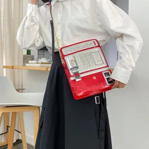 Neuartige rote Telefonzelle Umhängetasche mit funktionellem Hörer und goldener Kette für Damen.