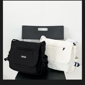 Lässige Segeltuchtasche Detail mit Fronttasche und verstellbarem Schultergurt Design.