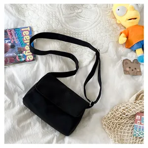 Schwarze Damen Umhängetasche aus Canvas, minimalistische einfarbige Schultertasche verstellbar.