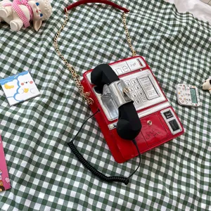 Retro Telefon Umhängetasche in Rot, ausgefallene Kunstleder Schultertasche mit Hörer.