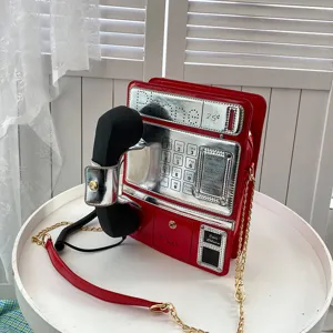 Kreative Umhängetasche in Telefon-Form mit goldenem Kettenriemen, rote Damen-Neuheitstasche.