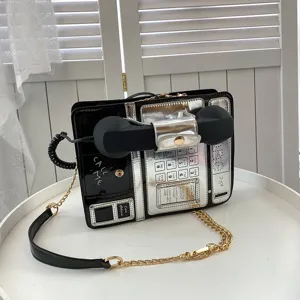 Kreative Umhängetasche in Telefonform mit retro Design, schwarzes und silbernes Finish.