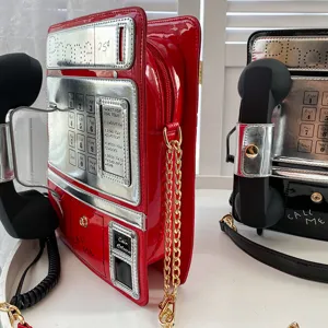 Kreative Umhängetasche im Retro-Telefon-Design für Damen, ausgefallene PU-Leder-Handtasche.