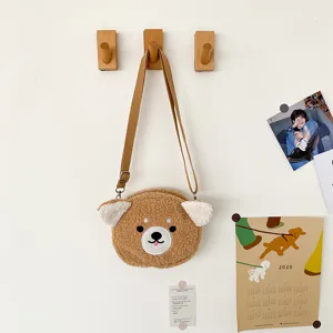 Niedliche Plüsch Bär Umhängetasche Detailansicht, weiche Lammfell Textur, süßer kawaii Stil.
