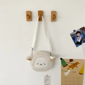 Detailansicht der niedlichen Plüsch-Schaf-Umhängetasche, weiches flauschiges Material und Stil.