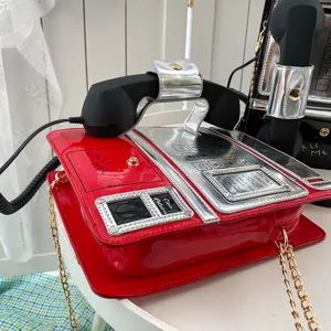 Kreative Vintage Telefon Umhängetasche, rote Lackleder Crossbody Tasche mit Kette.