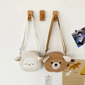 Süße Plüsch Tier Umhängetasche mit Schaf und Bär Design, weiche flauschige Tasche für den Alltag.
