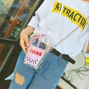 Detailansicht der klaren holografischen Boba-Teebecher-Umhängetasche im Streetwear-Look.
