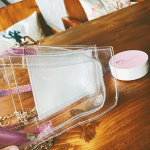 Transparente PVC Jelly Umhängetasche mit goldener Kette und farbigen Details für Frauen.