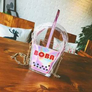 Transparente Laser Boba Tee geformte Umhängetasche Detailansicht mit Goldkette und Strohhalm