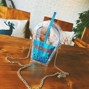 Transparente Bubble Tea Becher Umhängetasche mit goldener Kette für Damen und Strand.
