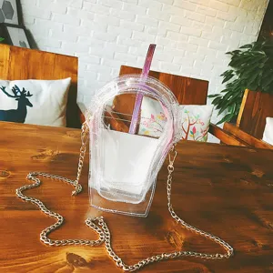 Detailaufnahme der klaren holografischen Getränkebecher Umhängetasche mit Kette.