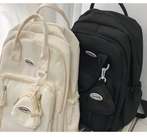 Primer plano detallado de mochilas de lona estilo japonés minimalista con mini bolsa.