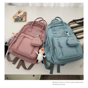 Vista detallada de mochila de estudiante minimalista de color liso con bonito estuche.