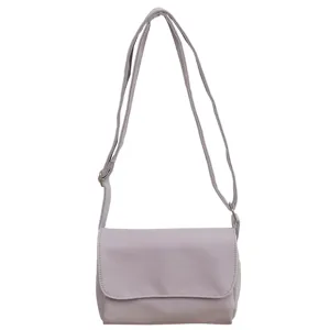 Minimalistische einfarbige lila Umhaengetasche fuer Damen, stilvolle Freizeithandtasche.