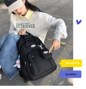 Mochila negra de estilo japones ins gran capacidad con un diseño minimalista liso