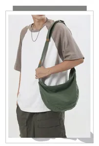 Bolso bandolera de lona para hombre detalle que muestra gran capacidad y tela verde